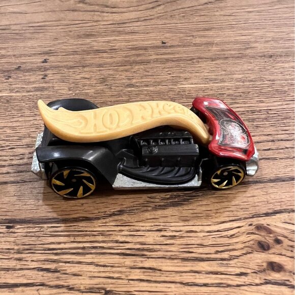 Hot Wheels 2019 Clip Rod Die-Cast Car Black/Red With Gold Accents - Picture 2 of 5